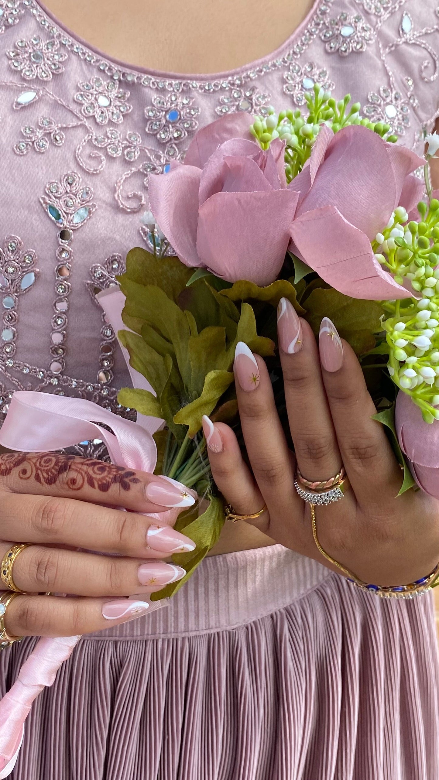 White & Gold - Press on nails UK