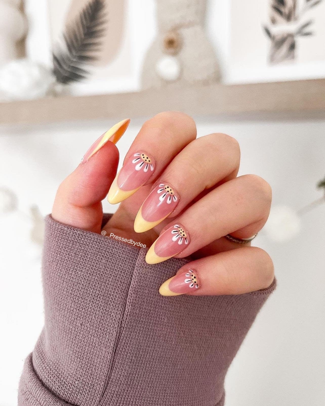 Daisy Yellow - Pastel Yellow French Tips with Daisies - Press on nails UK