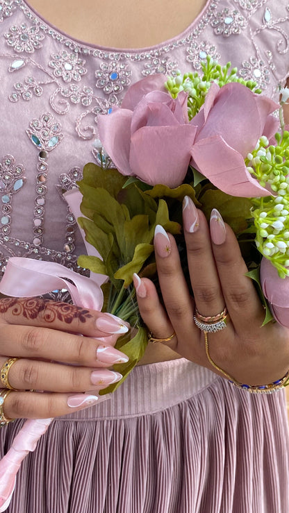 White & Gold - Press on nails UK